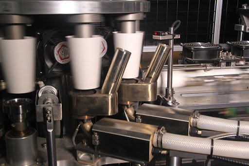 Производство бумажных стаканчиков требует использования формовочной машины