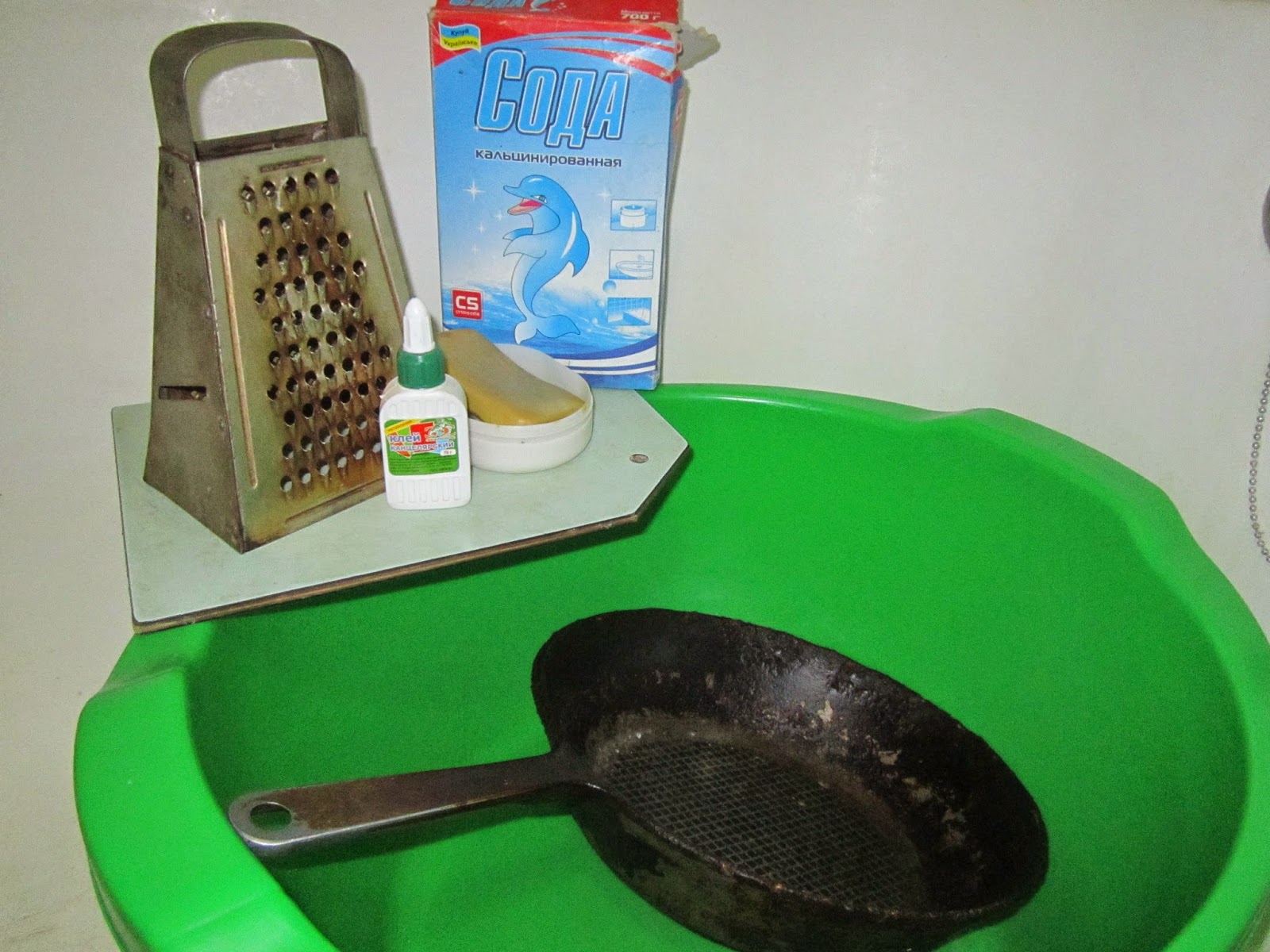 Мыло, сода и клей – один из рецептов для очистки нагара со сковородок