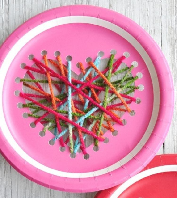 Картонная тарелочка плюс разноцветные нитки - и красивый подарок для мамы готов!