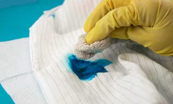 Перед началом процедуры подложите под ткань с пятном полотенце или салфетку