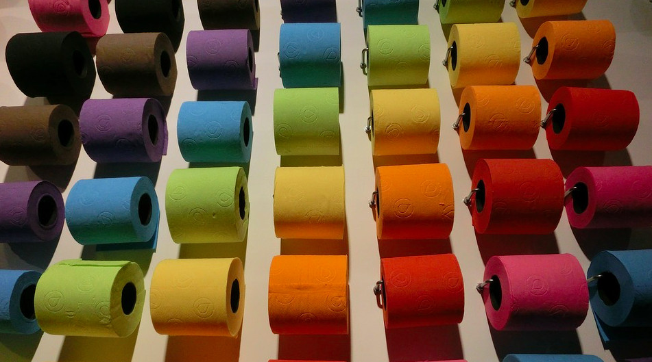 Разноцветная туалетная бумага выглядит очень привлекательно