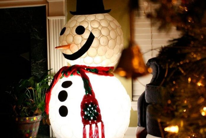 Украсить таким снеговиком можно не только интерьер, но и вход в дом: уличная влага поделке не страшна