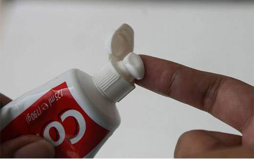Белая зубная паста доказала свою эффективность в очищении магнитно-маркерных досок