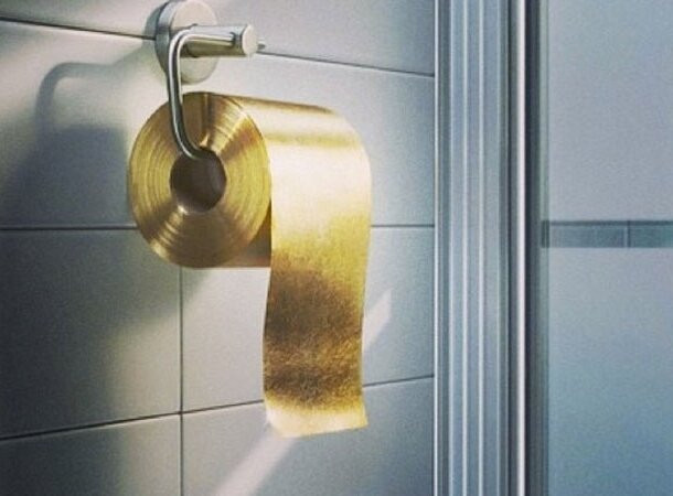 На фото – самый дорогой вид туалетной бумаги Toilet Paper Man из 22-каратного золота стоимостью 1 миллион австралийских долларов